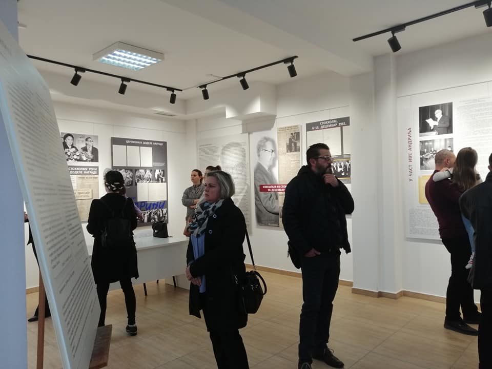 Посетиоци изложбе „Иво Андрић – поводом 60 година од добијања Нобелове награде”